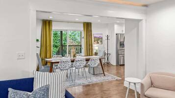 Een televisie, een open haard en een kantoor