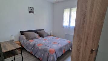 3 bedrooms, desk, iron/ironing board, free WiFi