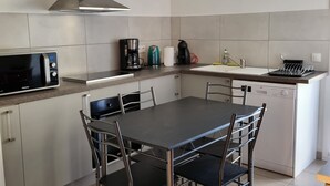 Kaffetrakter/tekoker, kjøleskap, mikrobølgeovn og ovn