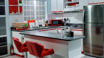 Réfrigérateur, micro-ondes, plaque de cuisson, cafetiÚre/bouilloire