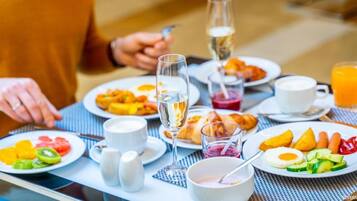 Free daily buffet breakfast