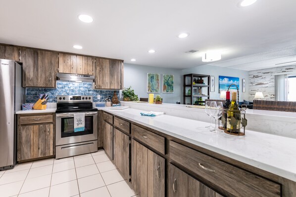 Fridge, microwave, oven, stovetop - 3 min walk to beach! Ocean and river views. Great sunsets! Updated 2 br 2ba (Daytona Beach Shores)