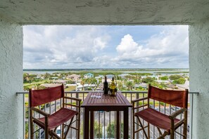 Outdoor dining - 3 min walk to beach! Ocean and river views. Great sunsets! Updated 2 br 2ba (Daytona Beach Shores)