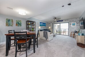 Smart TV, books - 3 min walk to beach! Ocean and river views. Great sunsets! Updated 2 br 2ba (Daytona Beach Shores)