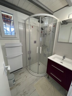 Shower, hair dryer, towels, soap - House 4-6 pers near beach and shops (Saint-Denis-d'Oléron)