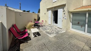 Ein Gebäude mit einer gefliesten Terrasse, einer Satellitenschüssel und einem Schild mit der Nummer 17.
