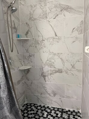Dusj, hårføner, håndklær og såpe