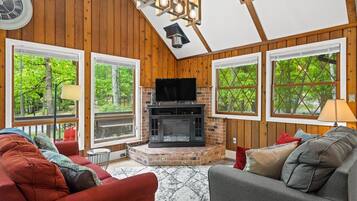 Téléviseur connecté, foyer, jeux vidéo, lecteur de DVD