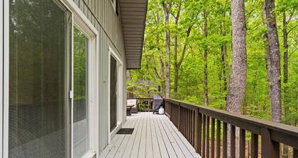 The Gingerbread House: 4BR cottage w/ modern amenities, sunroom/deck, sleeps 12