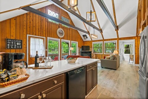 The Gingerbread House: 4BR cottage w/ modern amenities, sunroom/deck, sleeps 12