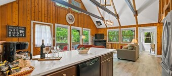 The Gingerbread House: 4BR cottage w/ modern amenities, sunroom/deck, sleeps 12