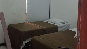A small room with two beds, a television, an air conditioner, and a door. - POUSADA MORADAS (Aracaju)