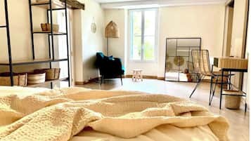 2 slaapkamers, een bureau, een strijkplank/strijkijzer, reisbedje