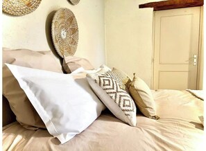 2 عدّة غرف نوم ومكتب ومكواة/لوح كي وسرير سفر