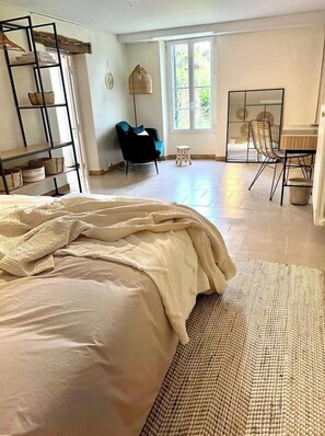 2 Schlafzimmer, Schreibtisch, Bügeleisen/Bügelbrett, Reisekinderbett