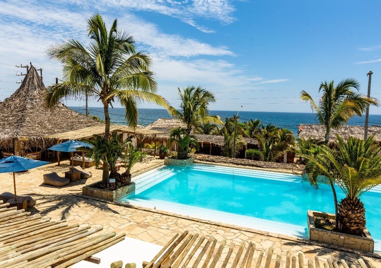 2 outdoor pools, pool umbrellas