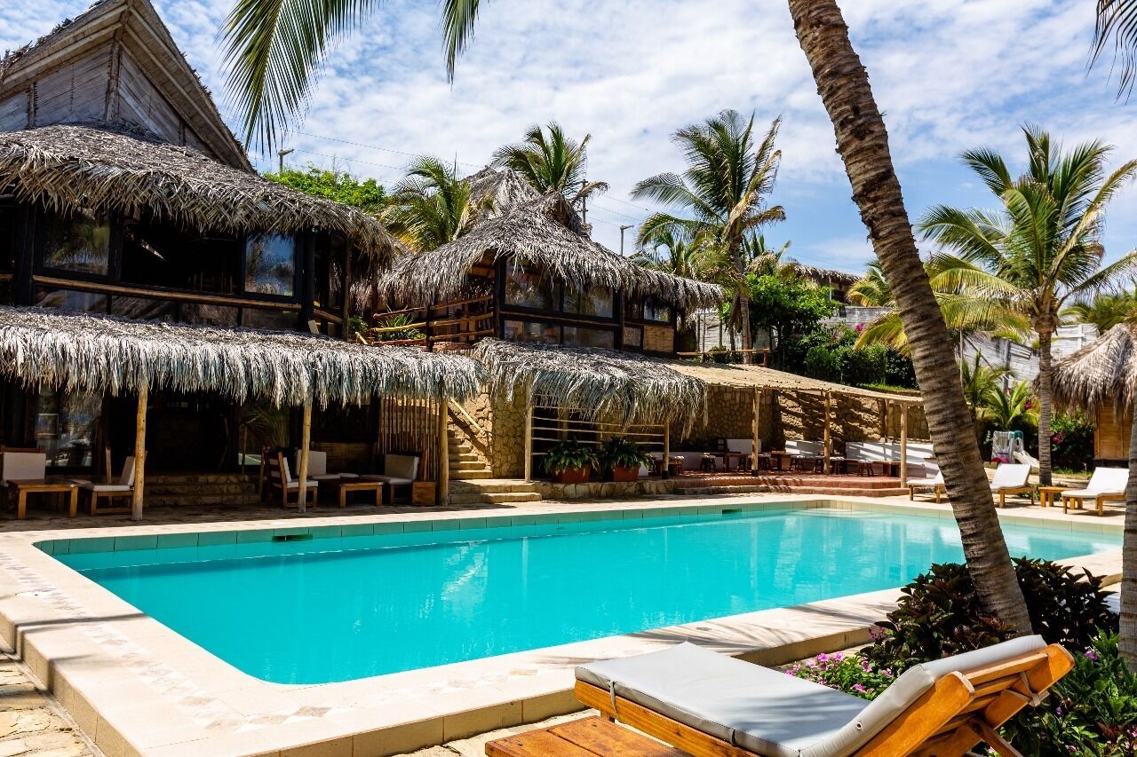 2 bars/lounges, 2 poolside bars