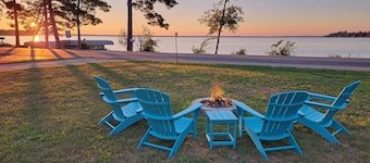 Lakefront 3-bedroom cottage with private dock & amazing sunset view