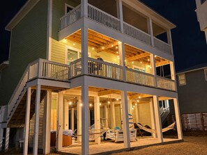Een meerlaags huis met een balkon, terras en een wenteltrap.