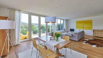 Fernseher, DVD-Player, Bücher, Stereoanlage