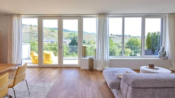 Fernseher, DVD-Player, Bücher, Stereoanlage