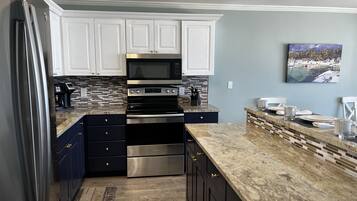 雪櫃、微波爐、焗爐、爐具