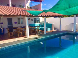 Innendørsbasseng og utendørsbasseng