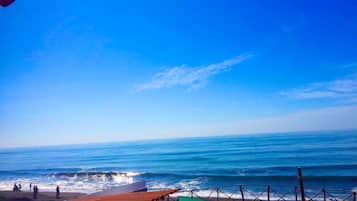 Sulla spiaggia, lettini da mare, teli da spiaggia