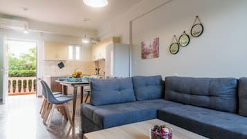 Exclusive House | Living area | 32-inch Smart TV with digital channels, TV