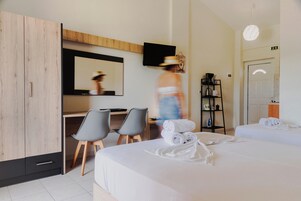 Habitación Confort | Ropa de cama de alta calidad, caja fuerte, escritorio