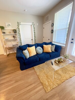 TV - The Golden Retreat | 12pm check out 12 mins from AIRPORT (Atlanta)