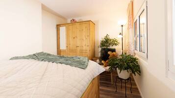 1 slaapkamer, een strijkplank/strijkijzer, reisbedje, gratis wifi