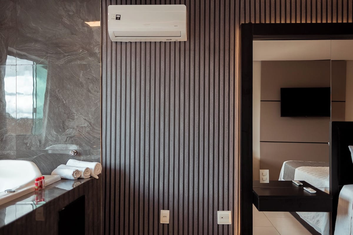 Presidentiële kamer | Een minibar, individueel gedecoreerd, een bureau, een laptopwerkplek