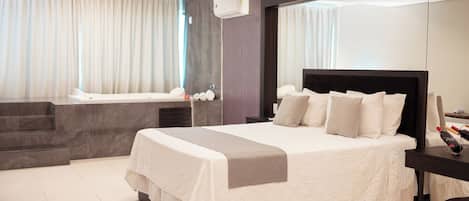 Quarto presidencial | Frigobar, individualmente decorados, escrivaninha
