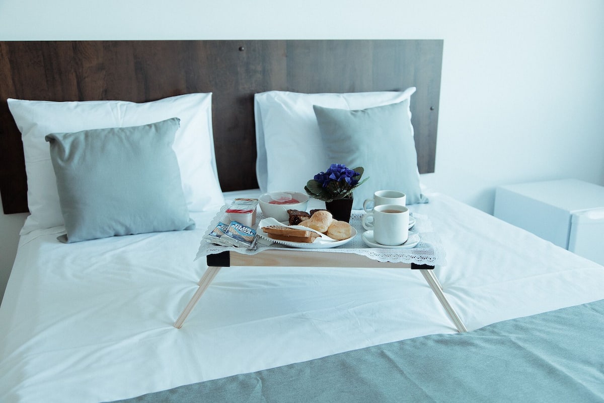 Een minibar, individueel gedecoreerd, een bureau, een laptopwerkplek