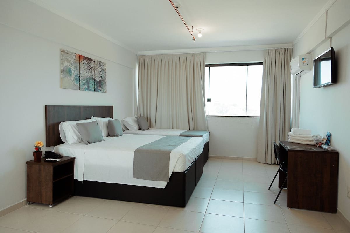 Driepersoonskamer | Een minibar, individueel gedecoreerd, een bureau, een laptopwerkplek