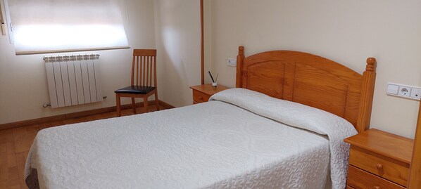 1 makuuhuone, työpöytä, Wi-Fi, vuodevaatteet