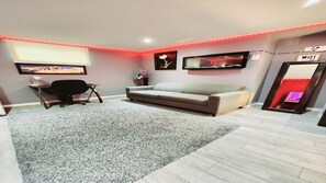 Smart TV, fireplace - Staycation Studio Apartment: full kitchen, washroom, and Free  parking (London)