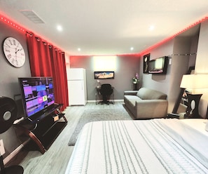 1 bedroom, desk, iron/ironing board, free WiFi - Staycation Studio Apartment: full kitchen, washroom, and Free  parking (London)