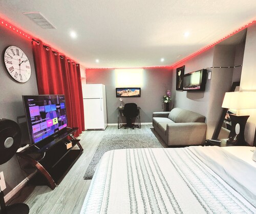 Staycation Studio Apartment: full kitchen, washroom, and Free  parking