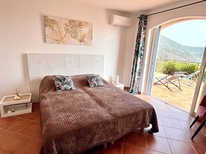 4 makuuhuonetta, tallelokero huoneessa, työpöytä, silitysrauta/-lauta