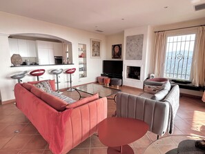 Televisio, takka, kirjoja, stereot