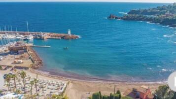Ligstoelen aan het strand, strandlakens
