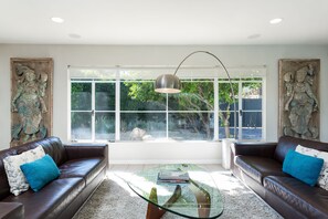 Smart TV, chimenea, estéreo y monitor de computadora