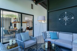 Smart TV, chimenea, estéreo y monitor de computadora