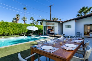 Outdoor dining - Palm Springs Perfection with Private Casita (Palm Springs)