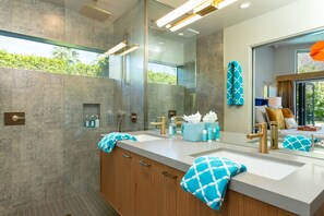 Shower, hair dryer, towels, soap - Palm Springs Perfection with Private Casita (Palm Springs)