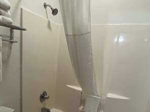 Shower, towels, soap, shampoo - Motel 6 Portland, IN (Portland)