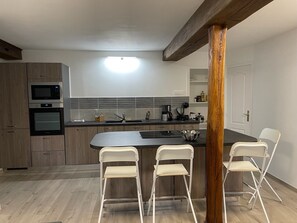 Fridge, microwave, oven, stovetop - Cosy apartment in a riverside mill (Marboué)