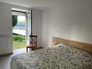 2 bedrooms, travel cot, free WiFi, bed sheets